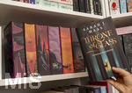 07.08.2026, Buchreihe von Sarah J. Maas, THRONE OF GLASS im Buchregal eines Teenagers in Bad Wörishofen in Bayern. Throne of Glass ist eine Fantasy-Buchreihe der amerikanischen Autorin Sarah J. Maas. Die Handlung spielt in der erdachten Welt Erilea, in der es auch Magie gibt. Die Protagonistin ist die Assassinin Celaena Sardothien, die sich gegen den Tyrannenkönig auflehnt.