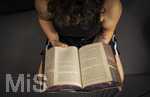 07.08.2026, Buchreihe von Rebecca Yarros, IRON FLAME, ein Teenager in Bad Wörishofen in Bayern sitzt auf ihrem Sofa und liest ihr Spannendes Buch. (Modelreleased) 