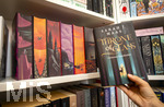 07.08.2026, Buchreihe von Sarah J. Maas, THRONE OF GLASS im Buchregal eines Teenagers in Bad Wörishofen in Bayern. Throne of Glass ist eine Fantasy-Buchreihe der amerikanischen Autorin Sarah J. Maas. Die Handlung spielt in der erdachten Welt Erilea, in der es auch Magie gibt. Die Protagonistin ist die Assassinin Celaena Sardothien, die sich gegen den Tyrannenkönig auflehnt.