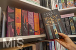 07.08.2026, Buchreihe von Sarah J. Maas, THRONE OF GLASS im Buchregal eines Teenagers in Bad Wörishofen in Bayern. Throne of Glass ist eine Fantasy-Buchreihe der amerikanischen Autorin Sarah J. Maas. Die Handlung spielt in der erdachten Welt Erilea, in der es auch Magie gibt. Die Protagonistin ist die Assassinin Celaena Sardothien, die sich gegen den Tyrannenkönig auflehnt.