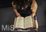 07.08.2026, Buchreihe von Rebecca Yarros, IRON FLAME, ein Teenager in Bad Wörishofen in Bayern sitzt auf ihrem Sofa und liest ihr Spannendes Buch. (Modelreleased) 