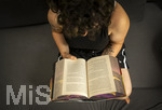07.08.2026, Buchreihe von Rebecca Yarros, IRON FLAME, ein Teenager in Bad Wörishofen in Bayern sitzt auf ihrem Sofa und liest ihr Spannendes Buch. (Modelreleased) 
