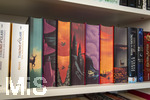 07.08.2026, Buchreihe von Sarah J. Maas, THRONE OF GLASS im Buchregal eines Teenagers in Bad Wörishofen in Bayern. Throne of Glass ist eine Fantasy-Buchreihe der amerikanischen Autorin Sarah J. Maas. Die Handlung spielt in der erdachten Welt Erilea, in der es auch Magie gibt. Die Protagonistin ist die Assassinin Celaena Sardothien, die sich gegen den Tyrannenkönig auflehnt.