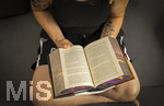 07.08.2026, Buchreihe von Rebecca Yarros, IRON FLAME, ein Teenager in Bad Wörishofen in Bayern sitzt auf ihrem Sofa und liest ihr Spannendes Buch. (Modelreleased) 