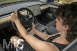 07.08.2026, Junge Autofahrer und Autofahrerinnen am Steuer, ein Teenager in Bad Wörishofen in Bayern sitzt am Steuer eines Tesla Model3 Elektroautos (Modelreleased) 