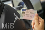 07.08.2026, Junge Autofahrer und Autofahrerinnen am Steuer, ein Teenager in Bad Wörishofen in Bayern am Steuer eines Tesla Model 3 Elektroautos mit ihrem neu erworbenen  Führerschein (Modelreleased) 