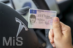 07.08.2026, Junge Autofahrer und Autofahrerinnen am Steuer, ein Teenager in Bad Wörishofen in Bayern am Steuer eines Tesla Model 3 Elektroautos mit ihrem neu erworbenen  Führerschein (Modelreleased) 