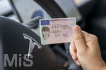 07.08.2026, Junge Autofahrer und Autofahrerinnen am Steuer, ein Teenager in Bad Wörishofen in Bayern am Steuer eines Tesla Model 3 Elektroautos mit ihrem neu erworbenen  Führerschein (Modelreleased) 