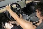 07.08.2026, Junge Autofahrer und Autofahrerinnen am Steuer, ein Teenager in Bad Wörishofen in Bayern sitzt am Steuer eines Tesla Model3 Elektroautos (Modelreleased) 