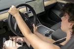 07.08.2026, Junge Autofahrer und Autofahrerinnen am Steuer, ein Teenager in Bad Wörishofen in Bayern sitzt am Steuer eines Tesla Model3 Elektroautos (Modelreleased) 
