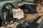 07.08.2026, Junge Autofahrer und Autofahrerinnen am Steuer, ein Teenager in Bad Wörishofen in Bayern am Steuer eines Tesla Model 3 Elektroautos mit ihrem neu erworbenen  Führerschein (Modelreleased) 