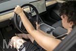 07.08.2026, Junge Autofahrer und Autofahrerinnen am Steuer, ein Teenager in Bad Wörishofen in Bayern sitzt am Steuer eines Tesla Model3 Elektroautos (Modelreleased) 