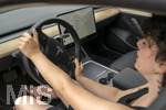 07.08.2026, Junge Autofahrer und Autofahrerinnen am Steuer, ein Teenager in Bad Wörishofen in Bayern sitzt am Steuer eines Tesla Model3 Elektroautos (Modelreleased) 