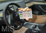07.08.2026, Junge Autofahrer und Autofahrerinnen am Steuer, ein Teenager in Bad Wörishofen in Bayern am Steuer eines Tesla Model 3 Elektroautos mit ihrem neu erworbenen  Führerschein (Modelreleased) 