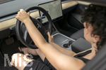 07.08.2026, Junge Autofahrer und Autofahrerinnen am Steuer, ein Teenager in Bad Wörishofen in Bayern sitzt am Steuer eines Tesla Model3 Elektroautos (Modelreleased) 