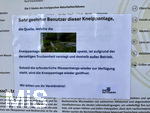 07.08.2026, Bad Wörishofen in Bayern, Eine Folge des Klimawandels und der extremen Hitzeperiode: Die Kneipptretbecken in der Kurstadt trocknen teilweise langsam aus, die Kneippanlage im Süden der Stadt ist nicht mehr mit Wasser versorgt, die Stadt muss Wasser sparen.  Mit diesem Schild an der Anlage informiert die Stadt die Bürger und Bürgerinnen.
