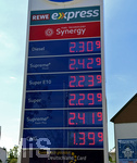 07.08.2026,  Bad Wörishofen in Bayern, Spritpreisanzeige an einer ESSOTankstelle in Bad Wörishofen (Unterallgäu), der Diesel kostet 2,30 Euro. Super-Benzin E10 2,23 Euro pro Liter. Super 2,29 EURO zur Mittagszeit.