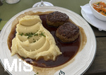 07.08.2026, Hauptgang in einem Restaurant in Kreuth am Tegernsee, Fleischpflanzerl in dunkler Soße und Kartoffelbrei.