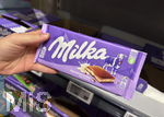 08.08.2026, , Milka Schokoladentafeln Alpenmilch-Creme im Angebot eines Supermarktes in Bayern, 