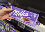 08.08.2026, , Milka Schokoladentafeln Alpenmilch-Creme im Angebot eines Supermarktes in Bayern, 