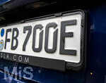 07.08.2026, Ein E-Auto-Kennzeichen mit dem E am Ende, an einem blauen Tesla Model 3.