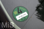 07.08.2026, Türkheim im Allgäu, Grüne Feinstaubplakette auf der Windschutzscheibe. 