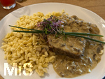 07.08.2026, Hauptgang in einem Allgäuer Restaurant, Hackbraten mit Soße und Spätzle im Schlossbrauhaus Schwangau bei Füssen. 
