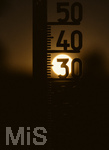 08.08.2026, Rekord-Sommer: Lange an dauernde Glut-Hitze. hohe Temperaturen und viel zu wenig Regen machen Deutschland und Europa im Jahre 2026 sehr zu schaffen. Thermometer in der heissen Abendsonne.