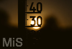 08.08.2026, Rekord-Sommer: Lange an dauernde Glut-Hitze. hohe Temperaturen und viel zu wenig Regen machen Deutschland und Europa im Jahre 2026 sehr zu schaffen. Thermometer in der heissen Abendsonne.