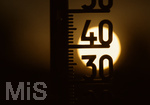 08.08.2026, Rekord-Sommer: Lange an dauernde Glut-Hitze. hohe Temperaturen und viel zu wenig Regen machen Deutschland und Europa im Jahre 2026 sehr zu schaffen. Thermometer in der heissen Abendsonne.