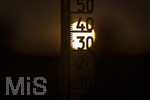 08.08.2026, Rekord-Sommer: Lange an dauernde Glut-Hitze. hohe Temperaturen und viel zu wenig Regen machen Deutschland und Europa im Jahre 2026 sehr zu schaffen. Thermometer in der heissen Abendsonne.