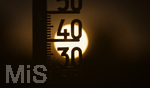 08.08.2026, Rekord-Sommer: Lange an dauernde Glut-Hitze. hohe Temperaturen und viel zu wenig Regen machen Deutschland und Europa im Jahre 2026 sehr zu schaffen. Thermometer in der heissen Abendsonne.