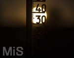 08.08.2026, Rekord-Sommer: Lange an dauernde Glut-Hitze. hohe Temperaturen und viel zu wenig Regen machen Deutschland und Europa im Jahre 2026 sehr zu schaffen. Thermometer in der heissen Abendsonne.