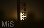 08.08.2026, Rekord-Sommer: Lange an dauernde Glut-Hitze. hohe Temperaturen und viel zu wenig Regen machen Deutschland und Europa im Jahre 2026 sehr zu schaffen. Thermometer in der heissen Abendsonne.