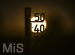 08.08.2026, Rekord-Sommer: Lange an dauernde Glut-Hitze. hohe Temperaturen und viel zu wenig Regen machen Deutschland und Europa im Jahre 2026 sehr zu schaffen. Thermometer in der heissen Abendsonne.