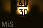 08.08.2026, Rekord-Sommer: Lange an dauernde Glut-Hitze. hohe Temperaturen und viel zu wenig Regen machen Deutschland und Europa im Jahre 2026 sehr zu schaffen. Thermometer in der heissen Abendsonne.