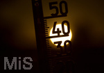 08.08.2026, Rekord-Sommer: Lange an dauernde Glut-Hitze. hohe Temperaturen und viel zu wenig Regen machen Deutschland und Europa im Jahre 2026 sehr zu schaffen. Thermometer in der heissen Abendsonne.