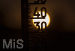 08.08.2026, Rekord-Sommer: Lange an dauernde Glut-Hitze. hohe Temperaturen und viel zu wenig Regen machen Deutschland und Europa im Jahre 2026 sehr zu schaffen. Thermometer in der heissen Abendsonne.