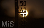 08.08.2026, Rekord-Sommer: Lange an dauernde Glut-Hitze. hohe Temperaturen und viel zu wenig Regen machen Deutschland und Europa im Jahre 2026 sehr zu schaffen. Thermometer in der heissen Abendsonne.