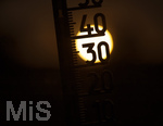 08.08.2026, Rekord-Sommer: Lange an dauernde Glut-Hitze. hohe Temperaturen und viel zu wenig Regen machen Deutschland und Europa im Jahre 2026 sehr zu schaffen. Thermometer in der heissen Abendsonne.