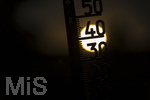 08.08.2026, Rekord-Sommer: Lange an dauernde Glut-Hitze. hohe Temperaturen und viel zu wenig Regen machen Deutschland und Europa im Jahre 2026 sehr zu schaffen. Thermometer in der heissen Abendsonne.