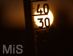08.08.2026, Rekord-Sommer: Lange an dauernde Glut-Hitze. hohe Temperaturen und viel zu wenig Regen machen Deutschland und Europa im Jahre 2026 sehr zu schaffen. Thermometer in der heissen Abendsonne.