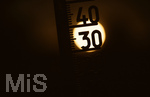 08.08.2026, Rekord-Sommer: Lange an dauernde Glut-Hitze. hohe Temperaturen und viel zu wenig Regen machen Deutschland und Europa im Jahre 2026 sehr zu schaffen. Thermometer in der heissen Abendsonne.