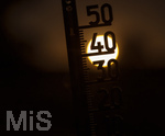 08.08.2026, Rekord-Sommer: Lange an dauernde Glut-Hitze. hohe Temperaturen und viel zu wenig Regen machen Deutschland und Europa im Jahre 2026 sehr zu schaffen. Thermometer in der heissen Abendsonne.