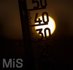 08.08.2026, Rekord-Sommer: Lange an dauernde Glut-Hitze. hohe Temperaturen und viel zu wenig Regen machen Deutschland und Europa im Jahre 2026 sehr zu schaffen. Thermometer in der heissen Abendsonne.