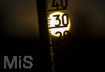 08.08.2026, Rekord-Sommer: Lange an dauernde Glut-Hitze. hohe Temperaturen und viel zu wenig Regen machen Deutschland und Europa im Jahre 2026 sehr zu schaffen. Thermometer in der heissen Abendsonne.