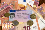 09.08.2026, Hohe Führerschein-Kosten in Deutschland, Symbolbild, Junge Autofahrer und Autofahrerinnen, Führerschein eines weiblichen Teenagers auf einem Bündel Euro-Geldscheinen.