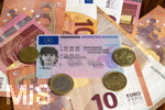 09.08.2026, Hohe Führerschein-Kosten in Deutschland, Symbolbild, Junge Autofahrer und Autofahrerinnen, Führerschein eines weiblichen Teenagers auf einem Bündel Euro-Geldscheinen.