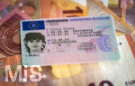 09.08.2026, Hohe Führerschein-Kosten in Deutschland, Symbolbild, Junge Autofahrer und Autofahrerinnen, Führerschein eines weiblichen Teenagers auf einem Bündel Euro-Geldscheinen.