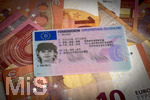 09.08.2026, Hohe Führerschein-Kosten in Deutschland, Symbolbild, Junge Autofahrer und Autofahrerinnen, Führerschein eines weiblichen Teenagers auf einem Bündel Euro-Geldscheinen.